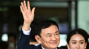 Ex dirigente tailand&eacute;s Thaksin Shinawatra vuelve del exilio y es encarcelado