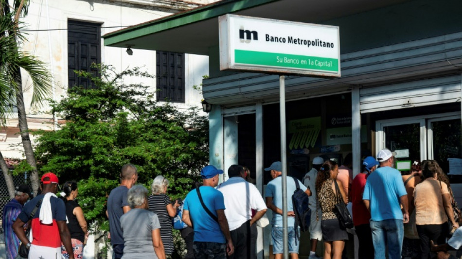 Cubanos resisten la bancarizaci&oacute;n de la econom&iacute;a de la isla 