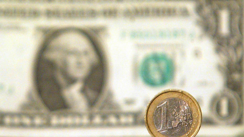 Il dollaro arretra dopo Moody's, l'euro sale a 1,1195