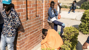 Se prolonga la votaci&oacute;n en Zimbabue, la oposici&oacute;n teme un fraude