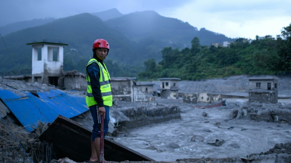 Rescate en el Himalaya avanza con dificultad tras deslaves que dejaron casi 800 muertos