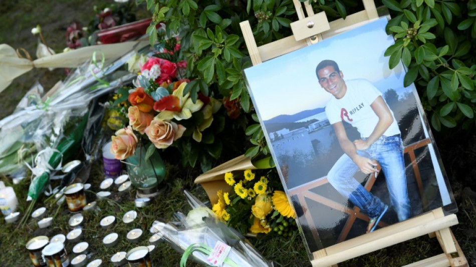 Un olivier rendant hommage à Ilan Halimi abattu, indignation face à "la haine antisémite"