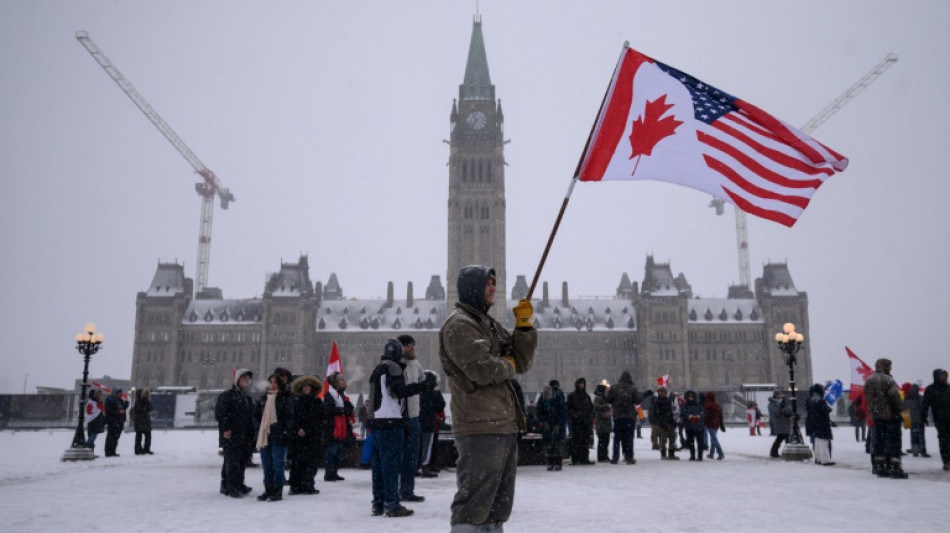Canada: la police mobilis&eacute;e sur un pont frontalier, foule &agrave; Ottawa