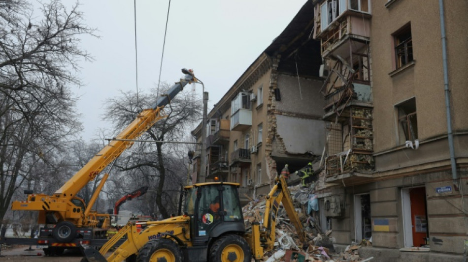 Bombardeios russos na Ucr&acirc;nia matam 11 pessoas e atingem trem de passageiros
