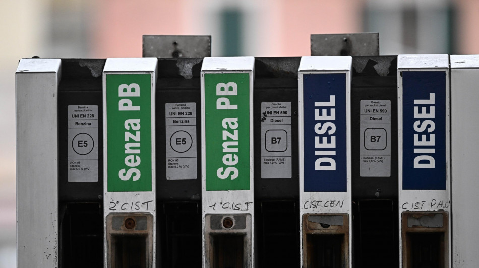 Fonti, taglio accise prorogato 21 giorni, ridotto a 5 cent per benzina