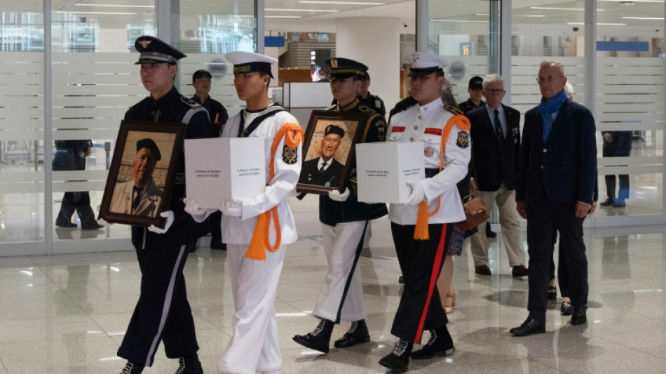 Arriv&eacute;e &agrave; S&eacute;oul des corps de deux v&eacute;t&eacute;rans fran&ccedil;ais de la guerre de Cor&eacute;e