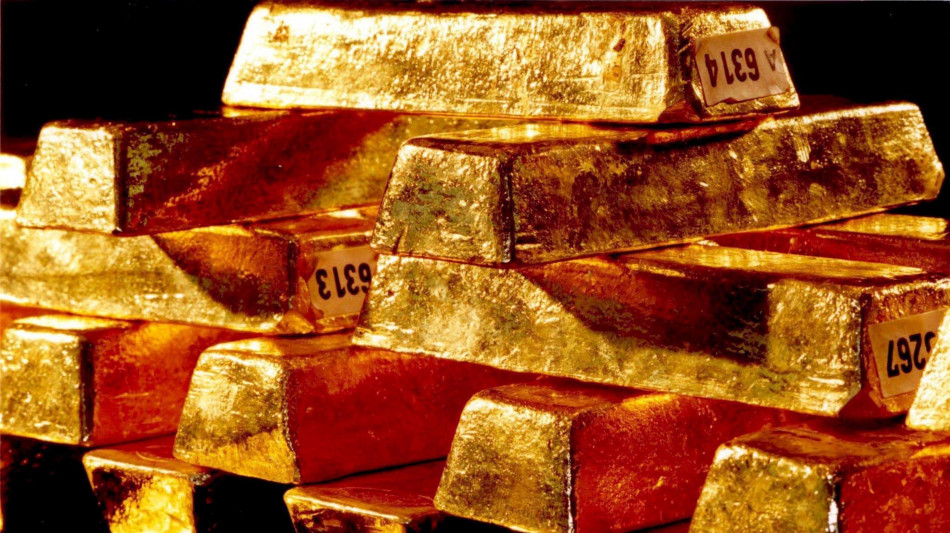 L'oro in discesa, prezzo spot a 4.438 dollari