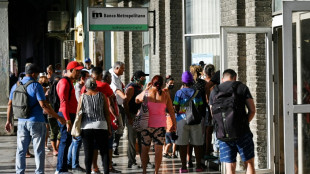 El sube y baja del d&oacute;lar, "una locura" para cubanos que buscan divisas 
