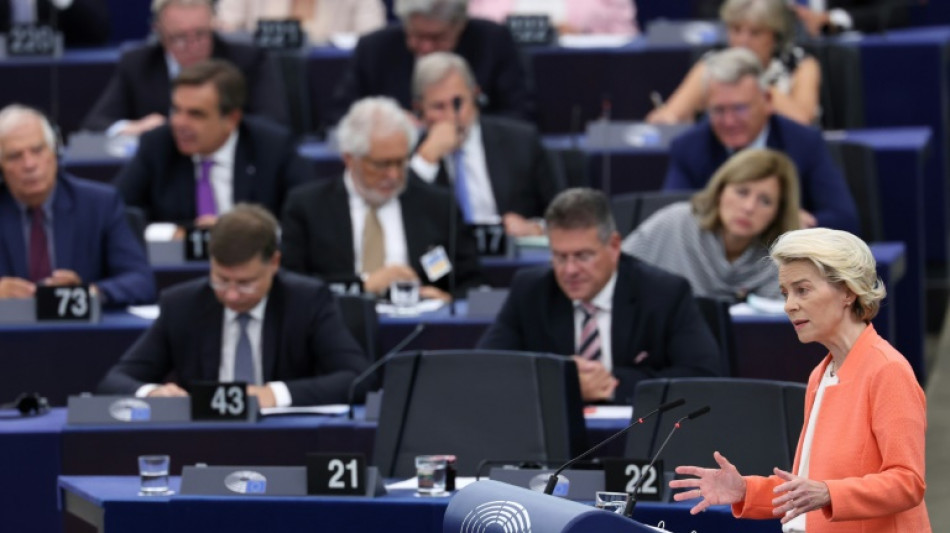 La jefa de la Comisi&oacute;n Europea rinde homenaje a un escritor colombiano, sobreviviente de un ataque en Ucrania