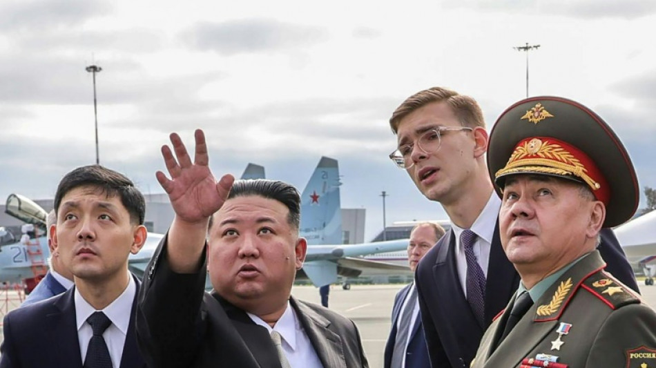 L&iacute;der norcoreano examina misiles junto al ministro de Defensa ruso