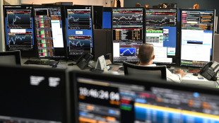 Borsa: Milano -1% con l'effetto cedole, bene Stellantis