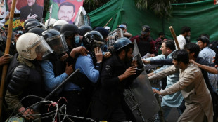 Exdirigente pakistan&iacute; Khan desaf&iacute;a arresto y sus seguidores chocan con la polic&iacute;a