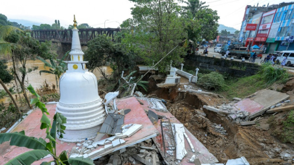 Pa&iacute;ses asi&aacute;ticos luchan por distribuir ayudas tras inundaciones que dejan 1.300 muertos