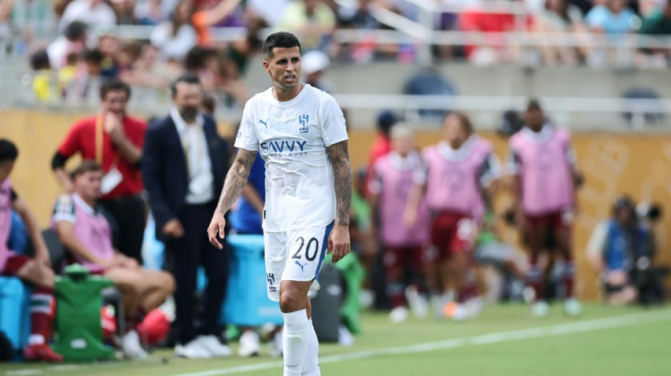 Barcelona anuncia contrata&ccedil;&atilde;o por empr&eacute;stimo de Jo&atilde;o Cancelo