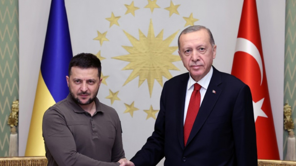 Zelenski reza en Estambul por v&iacute;ctimas de guerra en Ucrania