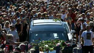 Au Pays de Galles, des milliers de fans accompagnent le cercueil de la chanteuse Bonnie Tyler