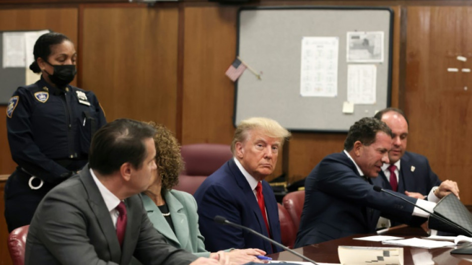 Hombros encogidos, labios apretados, Trump en la posici&oacute;n del acusado