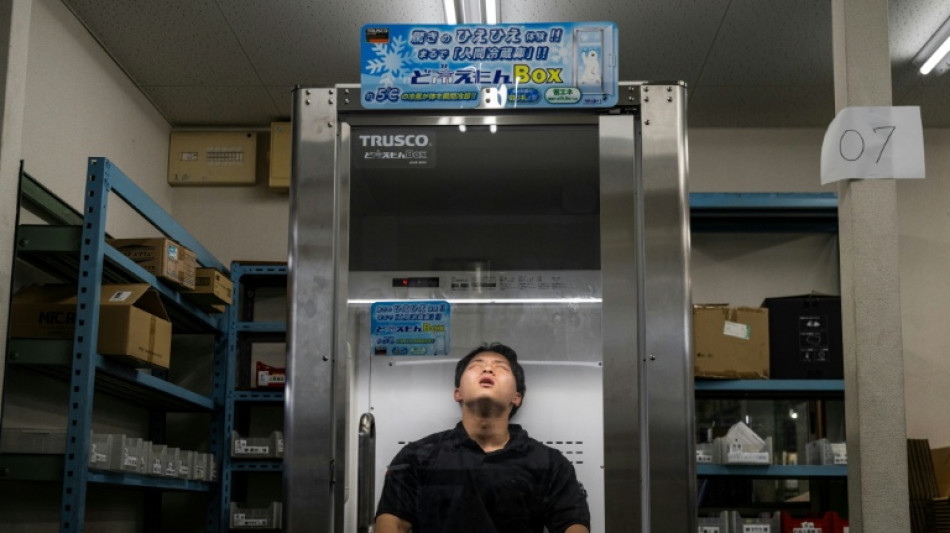 'Geladeira para humanos' alivia trabalhadores japoneses durante onda de calor