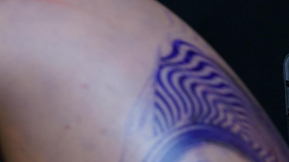 Primi elettrodi da dipingere sulla pelle, colorati come tatuaggi