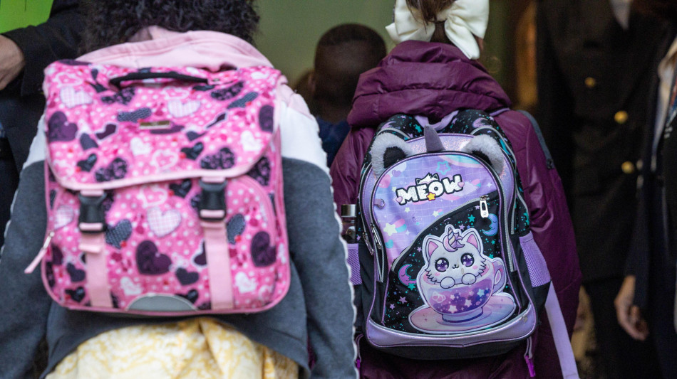Operativo dal rientro a scuola il divieto di cellulari in classe nei licei francesi