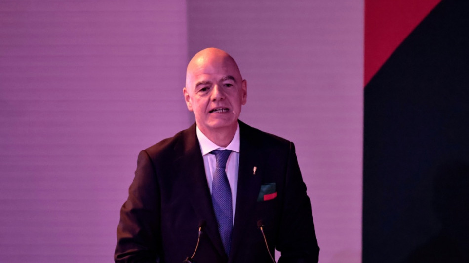 "Niemand verkauft den Fu&szlig;ball": FIFA wehrt sich gegen Kritik