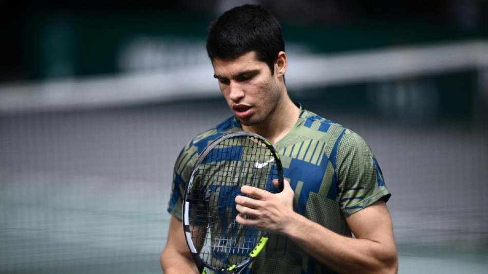 Alcaraz abandona en Par&iacute;s-Bercy, Djokovic se pasea a semifinales