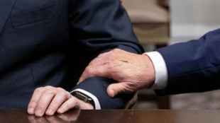 Pflaster an Trumps Hand: Weißes Haus nennt wieder Händeschütteln als Grund