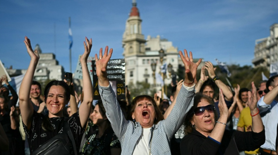 Manifestantes argentinos comemoram rejeição de deputados a vetos de Milei