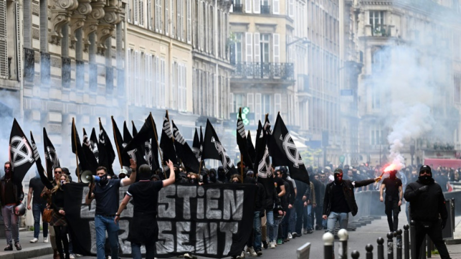 La polic&iacute;a de Par&iacute;s es criticada por autorizar una manifestaci&oacute;n neonazi