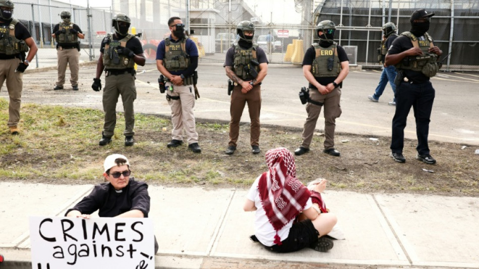 Tensions entre manifestants et police de l'immigration devant un centre de d&eacute;tention du New Jersey