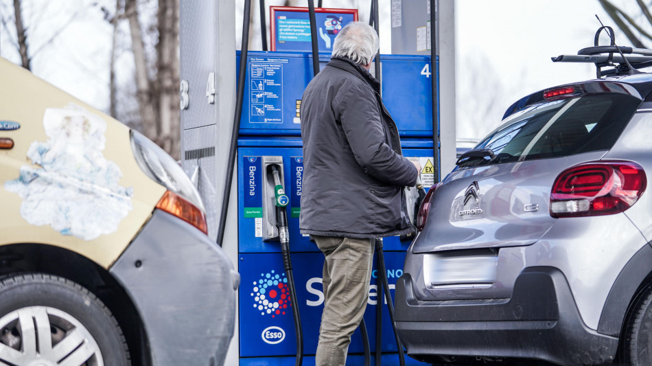 Prezzo petrolio in rialzo, Wti scambiato a 72,80 dollari