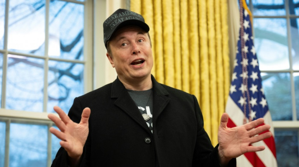 Musk diz na Casa Branca que EUA ir&aacute; "&agrave; fal&ecirc;ncia" sem cortes