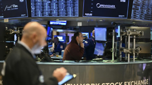 Wall Street ouvre en ordre dispers&eacute;, dig&egrave;re l'inflation c&ocirc;t&eacute; producteurs