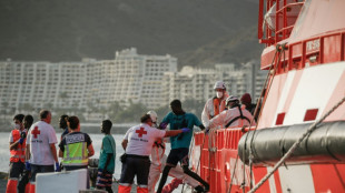 Rescatistas reanudan b&uacute;squeda de migrantes cerca de Canarias