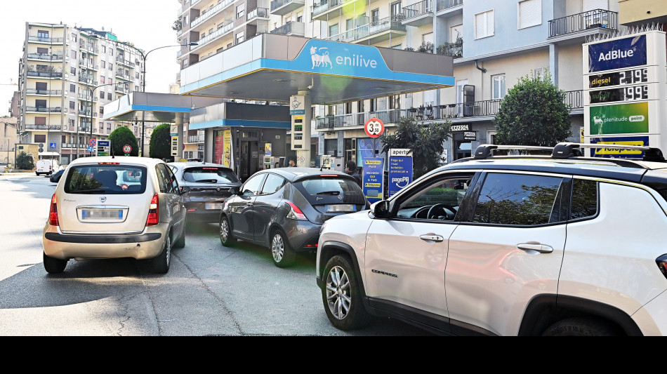 Eni, tetto al prezzo per benzina e diesel proseguir&agrave; fino a fine anno