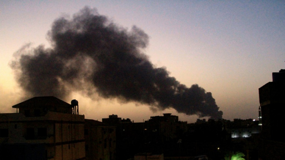 Ataques a&eacute;reos sacuden capital de Sudan mientras bandos acuerdan cese al fuego