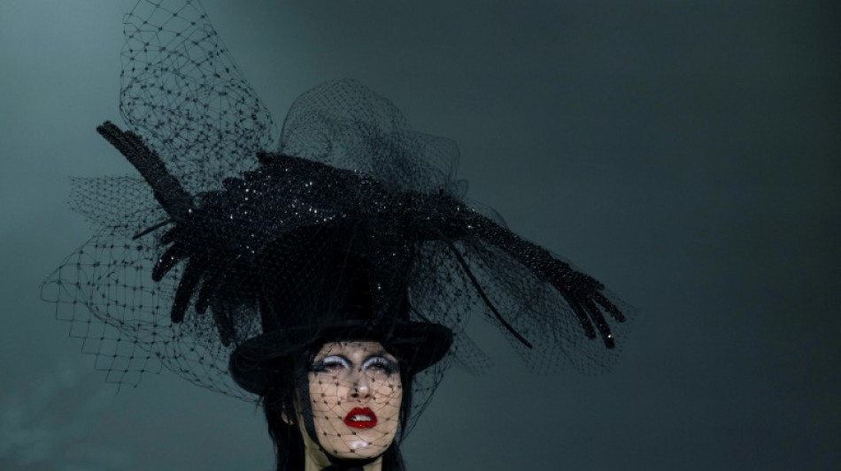 Thom Browne cierra Semana de la Moda de Nueva York con desfile "rom&aacute;nticamente oscuro"