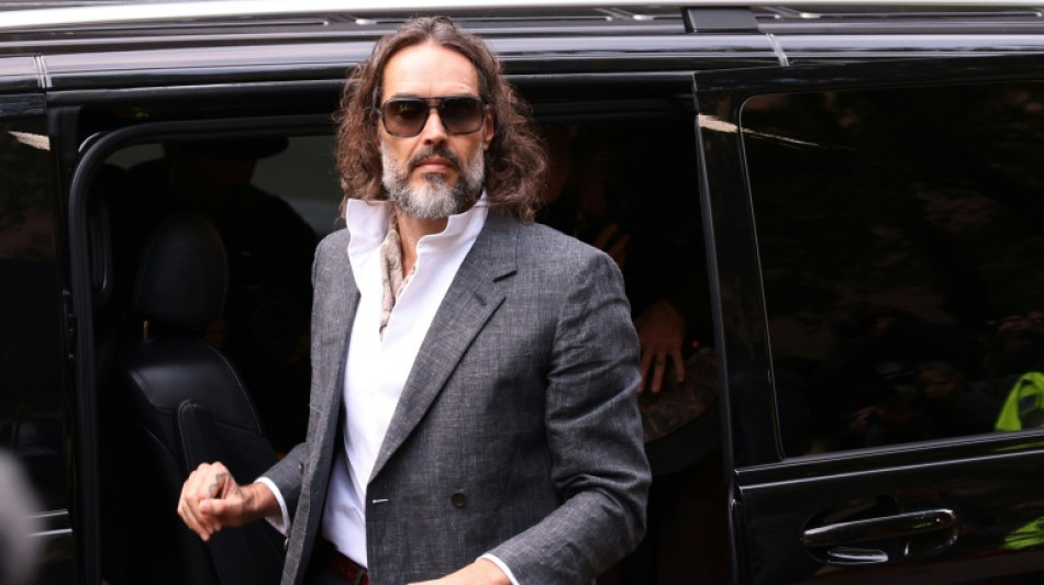 Le proc&egrave;s du com&eacute;dien Russell Brand, accus&eacute; de viols et agressions sexuelles, s'ouvre &agrave; Londres