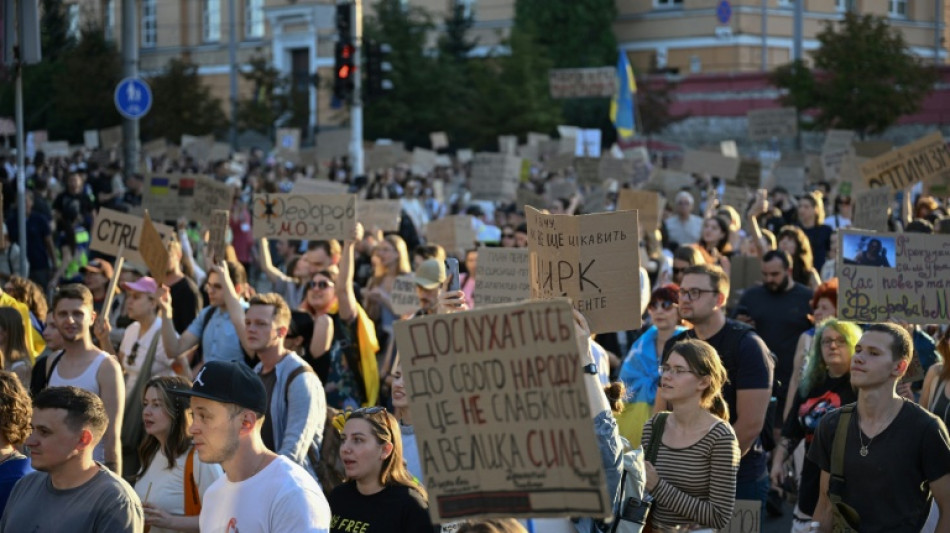 Miles de personas protestan en Kiev para pedir el regreso del exministro de Defensa