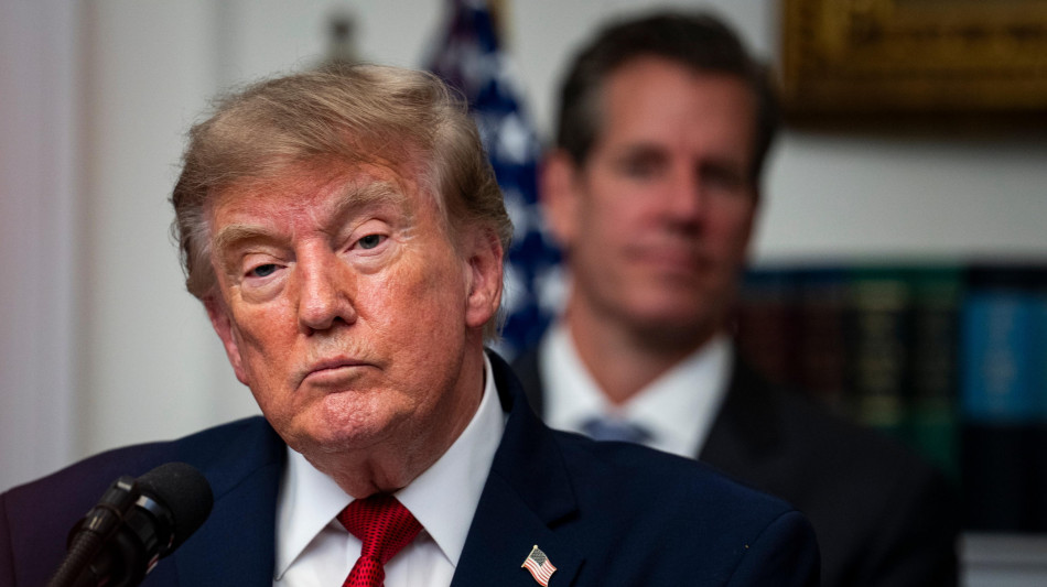 Wp, 'medici preoccupati dal peso di Trump, sulla soglia dell'obesit&agrave;'