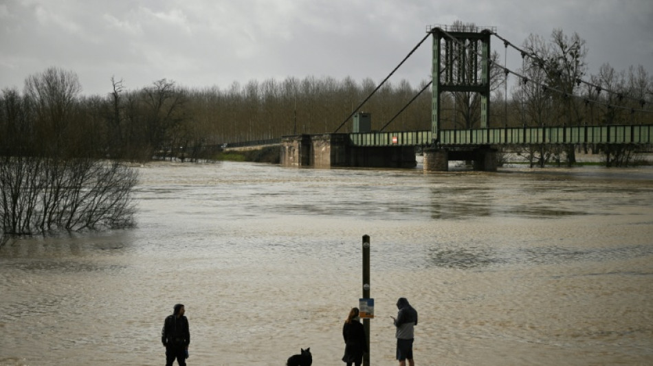Crues: 5 d&eacute;partements de l'Ouest en vigilance rouge, pas d'am&eacute;lioration en vue