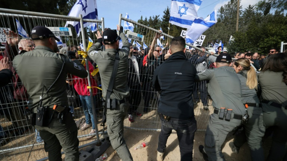 Miles de israel&iacute;es se manifiestan contra la controvertida reforma de la justicia