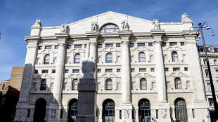 Borsa: Milano chiude in forte calo, -3,92%