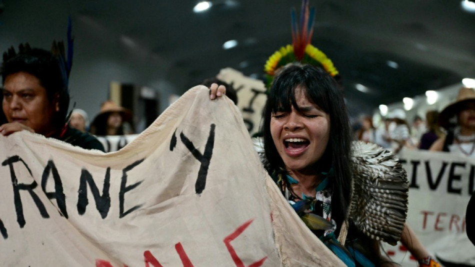 La COP30 s'enfonce dans la nuit, l'ambition sur la sortie des fossiles en péril