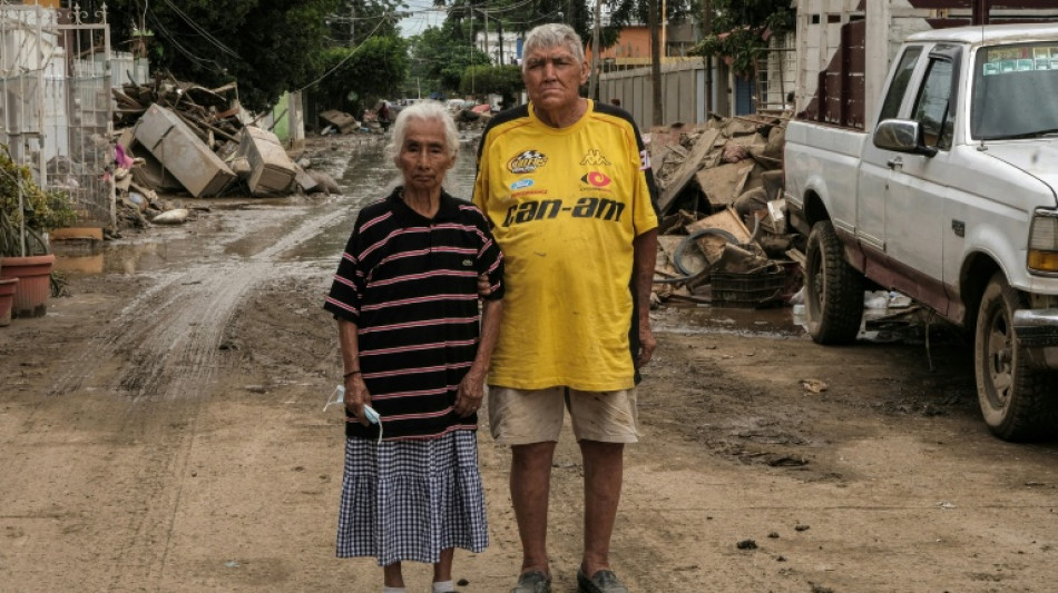 "Los abuelitos" que abrazados se salvaron en las inundaciones en México 
