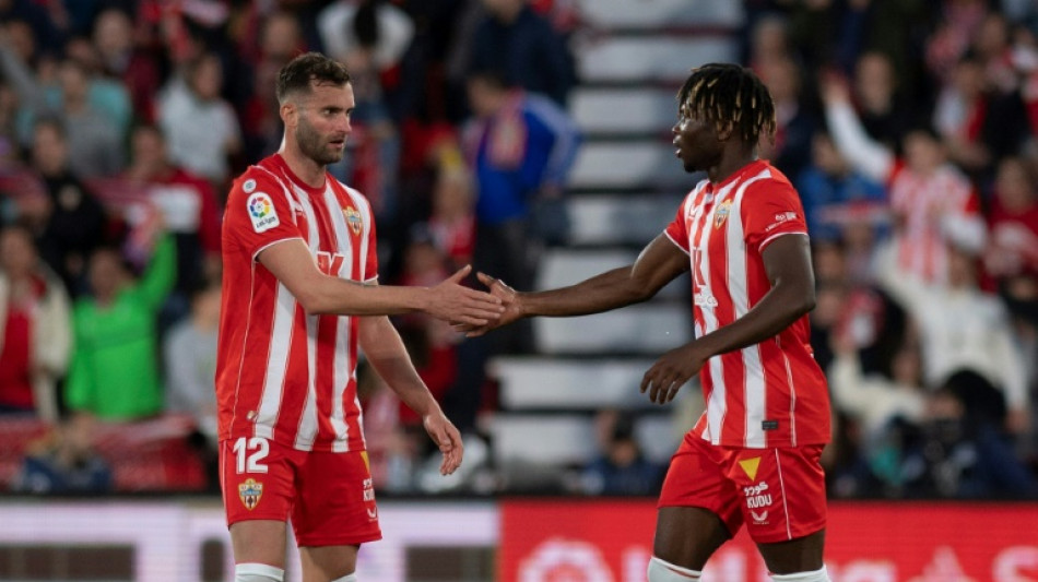 El Bar&ccedil;a pierde en Almer&iacute;a y da esperanzas al Real Madrid