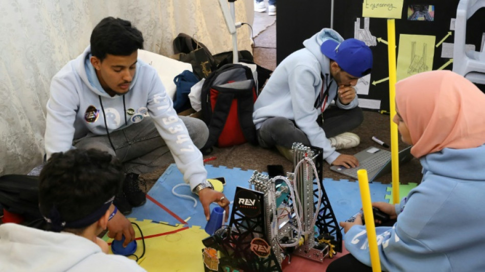 J&oacute;venes fan&aacute;ticos de la rob&oacute;tica encuentran esperanza en la golpeada Libia