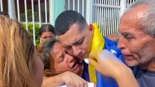 El abrazo entre una madre venezolana y su hijo recién liberado de la megacárcel salvadoreña