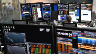 Borsa: Milano fiacca con le banche, brilla Stellantis dopo i conti