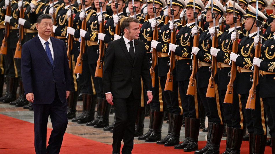 Macron a Xi: Cina ha capacità di influenzare tregua in Ucraina